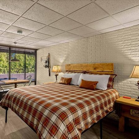 Stonegate Lodge Bed, Wifi, 50In Roku Tv, Salt Water Pool Room #109 Eureka Springs Dış mekan fotoğraf