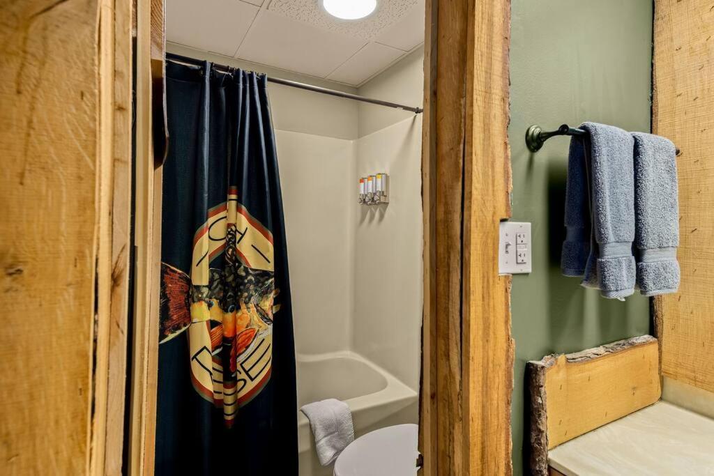 Stonegate Lodge Bed, Wifi, 50In Roku Tv, Salt Water Pool Room #109 Eureka Springs Dış mekan fotoğraf