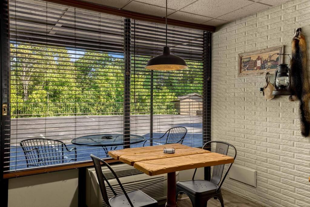 Stonegate Lodge Bed, Wifi, 50In Roku Tv, Salt Water Pool Room #109 Eureka Springs Dış mekan fotoğraf