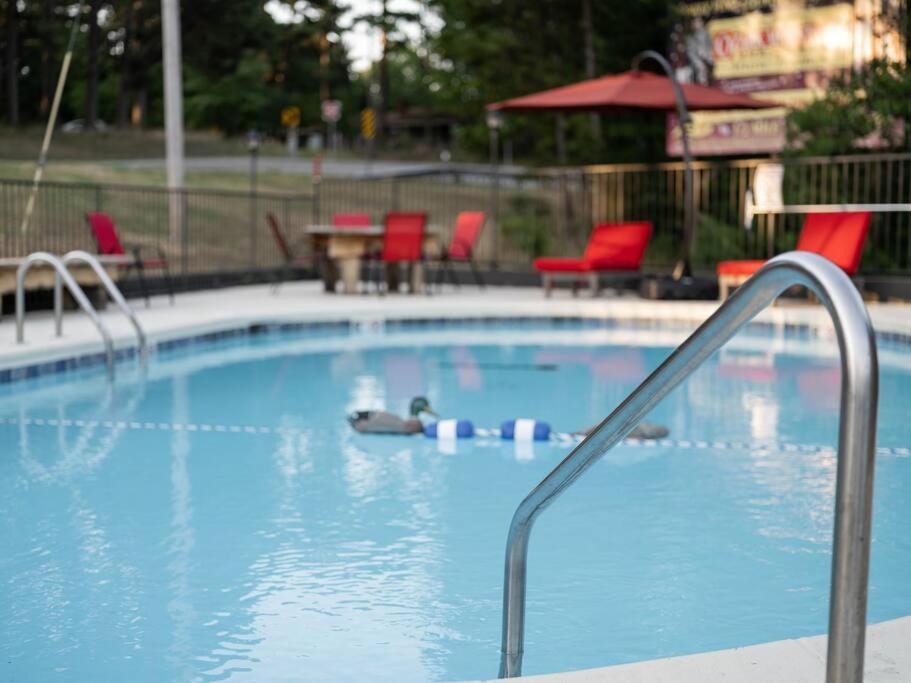 Stonegate Lodge Bed, Wifi, 50In Roku Tv, Salt Water Pool Room #109 Eureka Springs Dış mekan fotoğraf