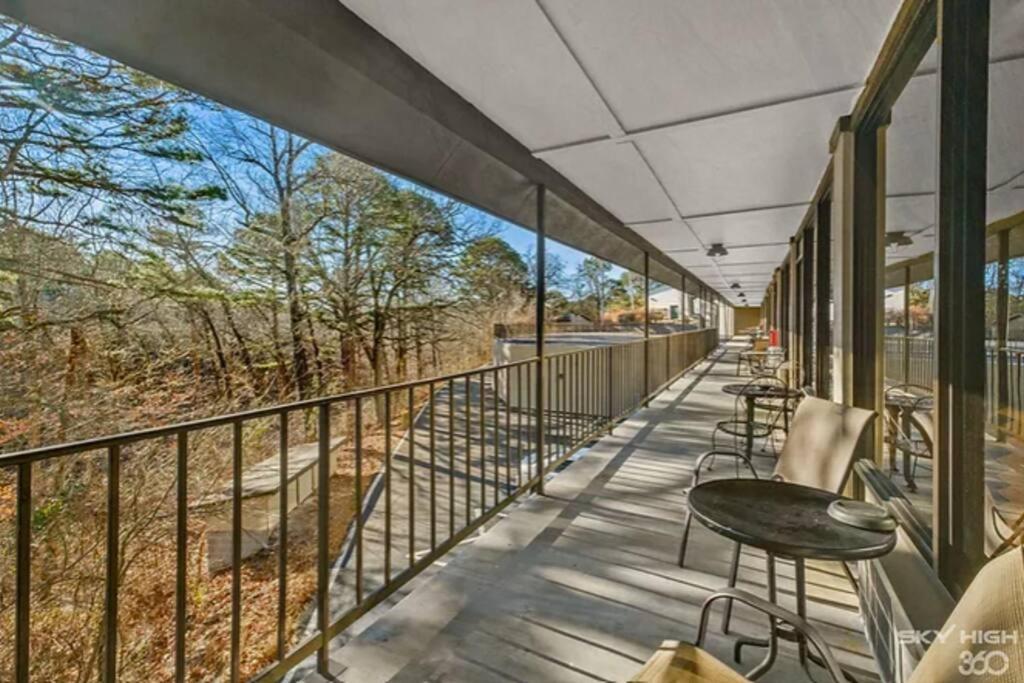 Stonegate Lodge Bed, Wifi, 50In Roku Tv, Salt Water Pool Room #109 Eureka Springs Dış mekan fotoğraf