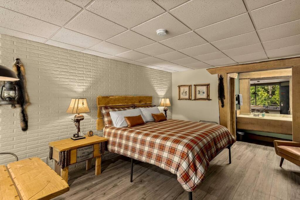 Stonegate Lodge Bed, Wifi, 50In Roku Tv, Salt Water Pool Room #109 Eureka Springs Dış mekan fotoğraf